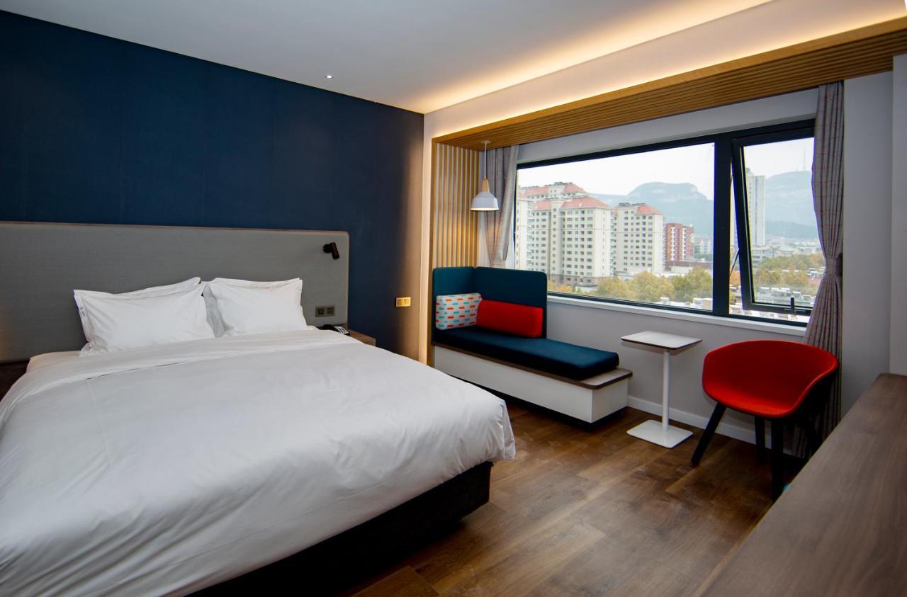 Holiday Inn Express Jinan Jingshi Road, An Ihg Hotel Bagian luar foto