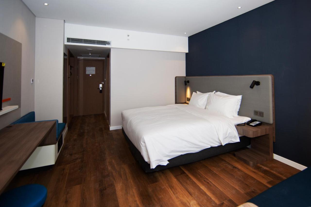 Holiday Inn Express Jinan Jingshi Road, An Ihg Hotel Bagian luar foto