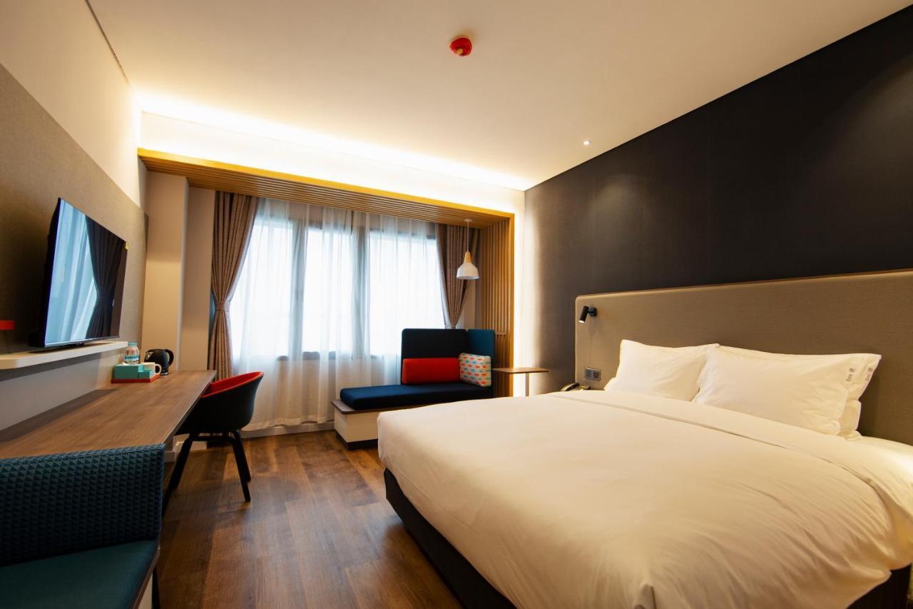 Holiday Inn Express Jinan Jingshi Road, An Ihg Hotel Bagian luar foto