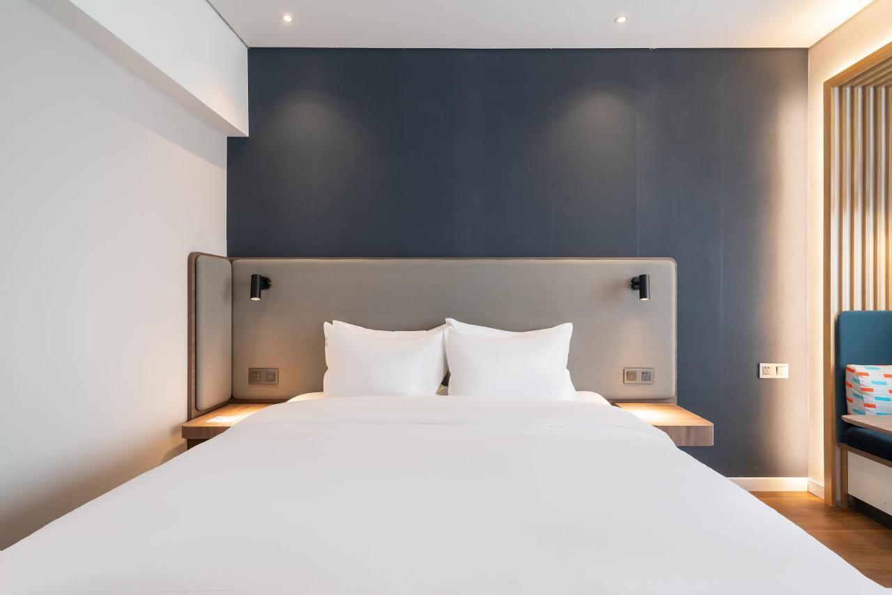 Holiday Inn Express Jinan Jingshi Road, An Ihg Hotel Bagian luar foto