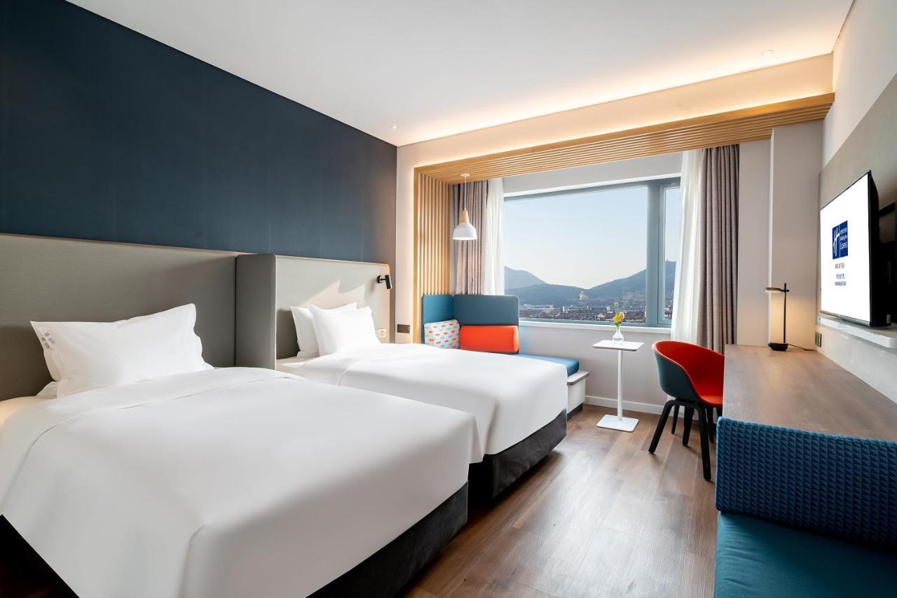 Holiday Inn Express Jinan Jingshi Road, An Ihg Hotel Bagian luar foto
