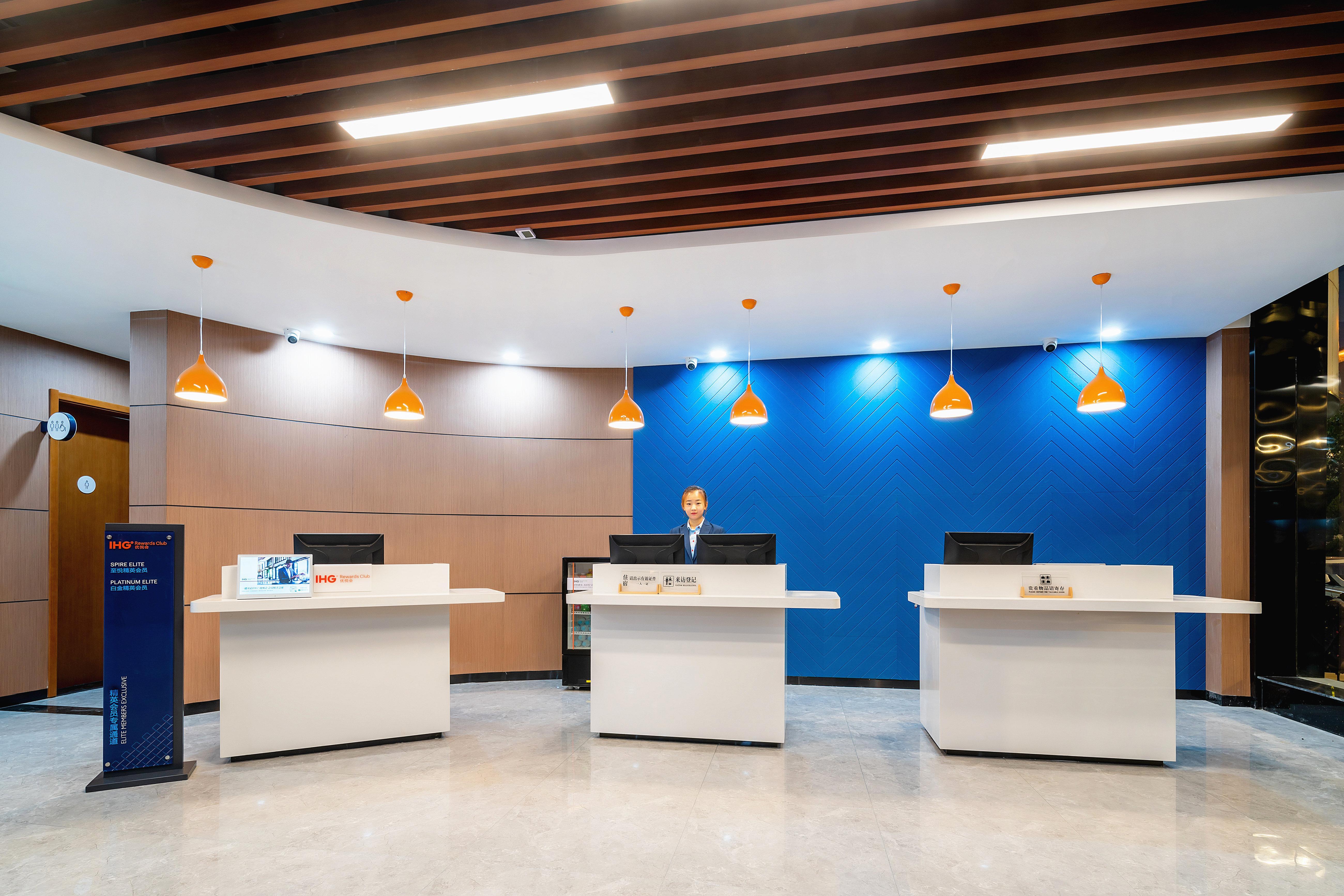 Holiday Inn Express Jinan Jingshi Road, An Ihg Hotel Bagian luar foto